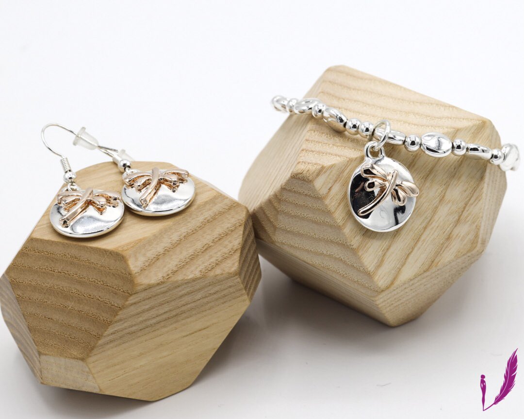 VzCollections's tweet photo. #HappyHumpday lovelies!!😊 Can’t wait for proper #Spring/#Summer to come soon and we see the beautiful #dragonflies again! This beautiful #Dragonfly #Bracelet and matching #earrings are the latest addition to our #collection.
#vzcollection #jewelry #braceletstacks https://t.co/9gqcSOsw5k