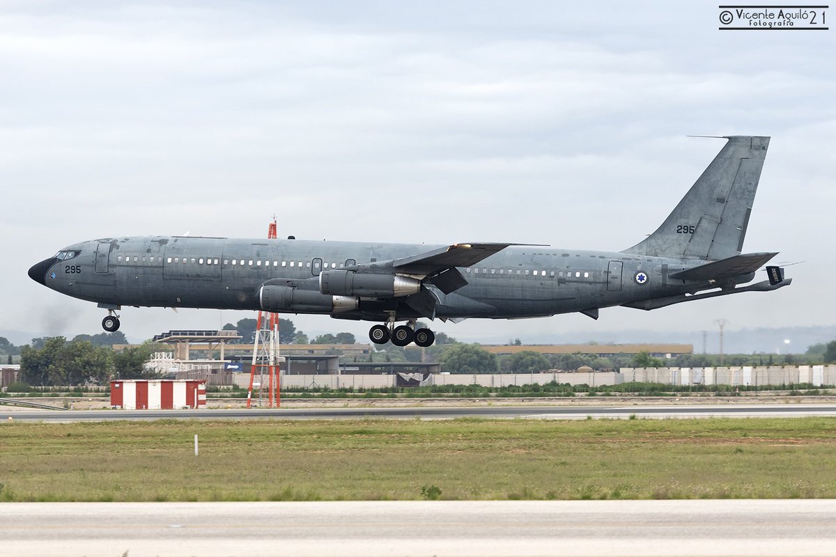 Una auténtica joya aeronáutica aterrizando en Valencia para una breve escala técnica: un Boeing B703 de la "Fuerza Aérea de Israel". El avión va dotado de pértiga trasera para reabastecimiento en vuelo de combustible a otros aviones.
#KDOV #LEVC #LLNV #B707 <a href="/VLCspotters/">VLCspotters ✈️</a> <a href="/aeroVLC/">Aeropuerto Valencia</a>