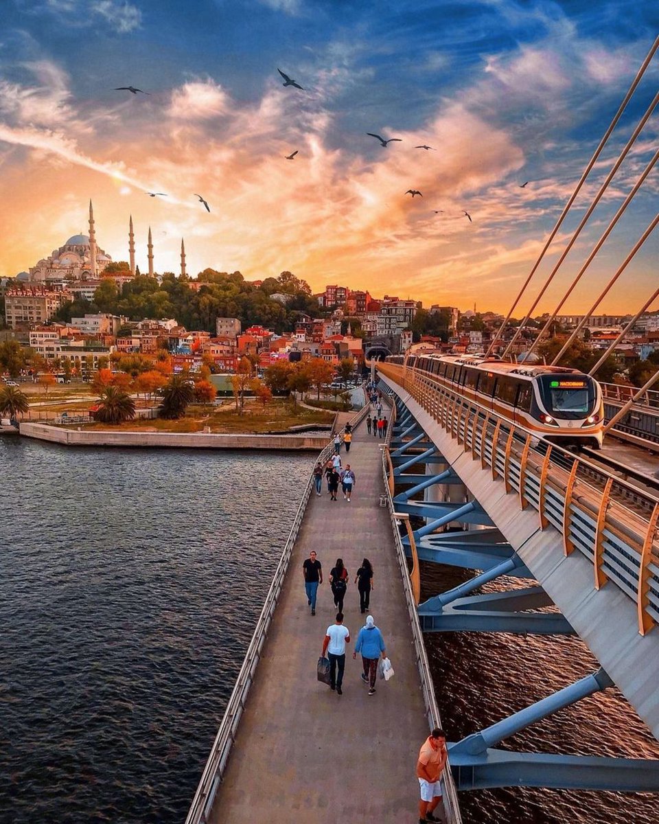 mekancu's tweet photo. Boş zamanlarınızda İstanbul'u tekrar tekrar gezmenizi tavsiye ederiz. Gezilecek ve görülecek yerleri hiç bitmeyen İstanbul ❤️

Fotoğraftaki yerler;
📍Haliç, İstanbul
📍Nakkaştepe Millet Parkı
📍Ortaköy

📷 IG: abdullahshhn

⁣🔖 Etiketler: #spor #yürüyüş #istanbul https://t.co/QbTbLB9BgB