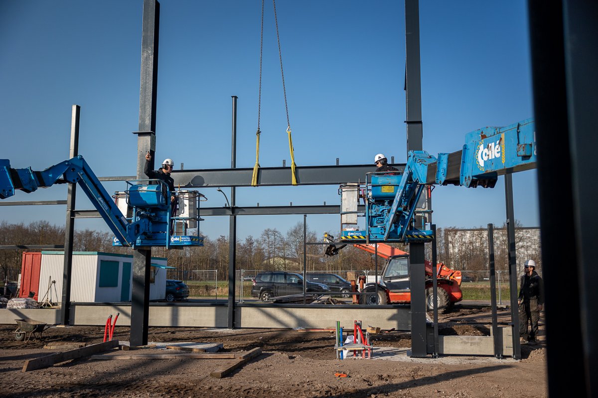 De nieuwbouw van #Foneday op <a href="/MBPGilze/">Bedrijvenpark MBP</a> is in volle gang. De #grondwerkzaamheden zijn afgerond en er wordt nu gewerkt aan de #staalconstructie. 

Lees er meer over op onze website: ow.ly/H9AX50EhmDc