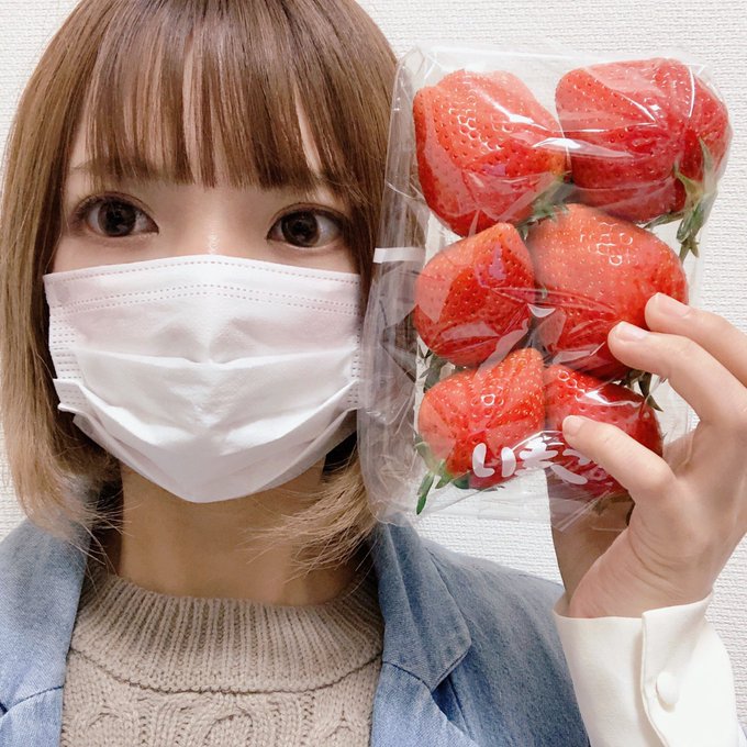 今日から顔の大きさはいちご3粒分ですって言います 