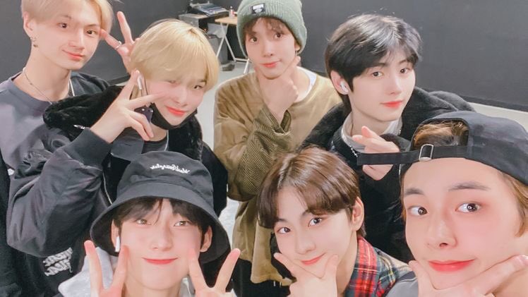 hii! this is a new acc dedicated to <a href="/Stray_Kids/">Stray Kids</a> and <a href="/ENHYPEN_members/">ENHYPEN</a> !! i'll post edits of them so i hope you'll enjoy my content <3 it would be great if you can help rt-ing this tweet so more stays and engenes can find this acc !! tysm ♡