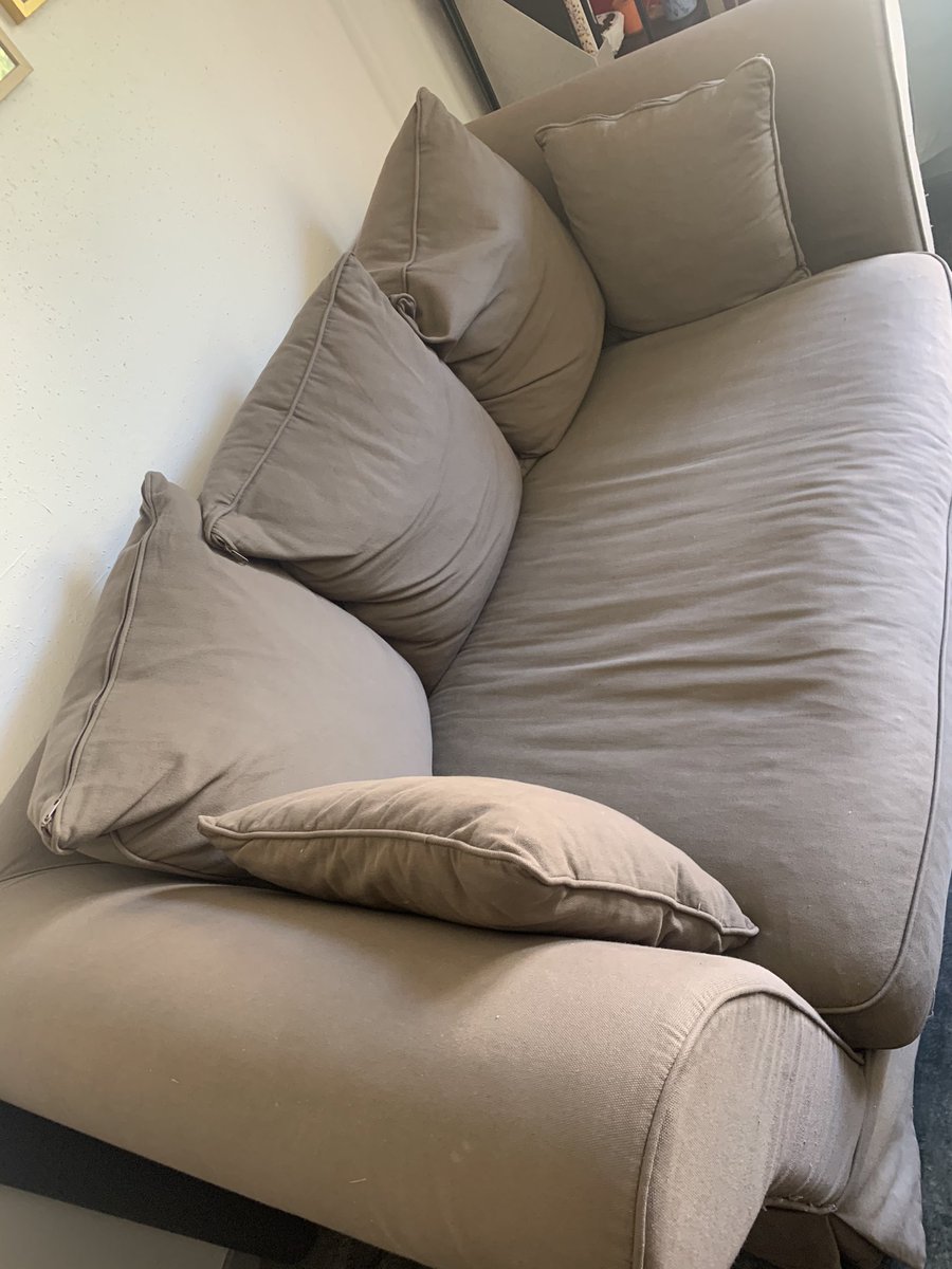 _gennystere's tweet photo. Salut Twitter ! Je vends un canapé Maisons du Monde acheté en 2018, très bon état globalement sauf quelques griffures de chat sur les côtés (mais honnêtement ça ne se voit pas trop) 
Longueur 176 / Profondeur 86
Prix de 200€ négociable ! 
Les RT sont bien évidemment appréciés https://t.co/B4zhMrYVhy