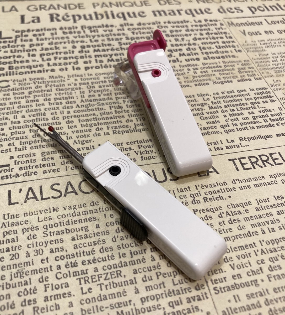 smith_shinagawa's tweet photo. コンパクトなドイツ製リッパーのご紹介です。
裁縫はもちろん、持ち運びも簡単なので
出先で気付いたほつれもその場で解決。
おうちで買ってきた洋服の値札を着るのも簡単にできます。折りたたんでしまえる安全設計です。
#delfonics #デルフォニックス
#リッパー #糸切り #hoechstmass #ドイツ https://t.co/DNSPxZK8EL
