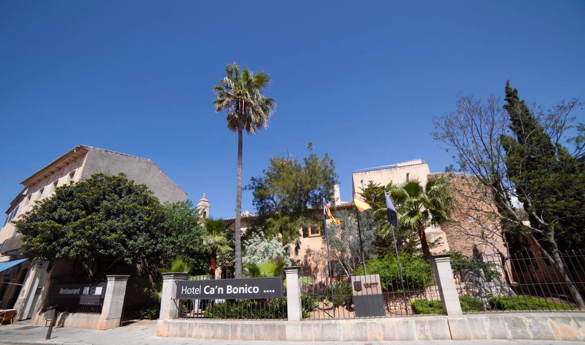 En pleno Ses Salines está Hotel Ca'n Bonico. Un hotel que nace en el edificio más antiguo del pueblo y que se ha convertido en un oasis para quienes buscan relajarse en una de las zonas más bonitas de Mallorca: hotelcanbonico.com.