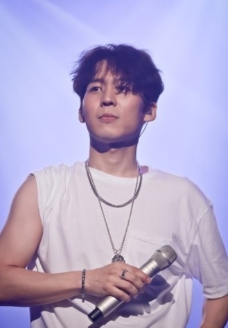4/8(목) 3,4부 <꽃다방 김마담> 초대손님은,
독보적인 보컬의 가수 '하동균' 씹니다.
아침창 꽃다방에선 처음 만나는 거라
두근두근 설렘 가득한데요~
아침창 가족들도 기대 많이 해주세요.
10시부터 보는 라디오로 보실 수 있습니다.

#아침창 #김창완 #꽃다방 
#명품라이브 #하동균 #HereIam
