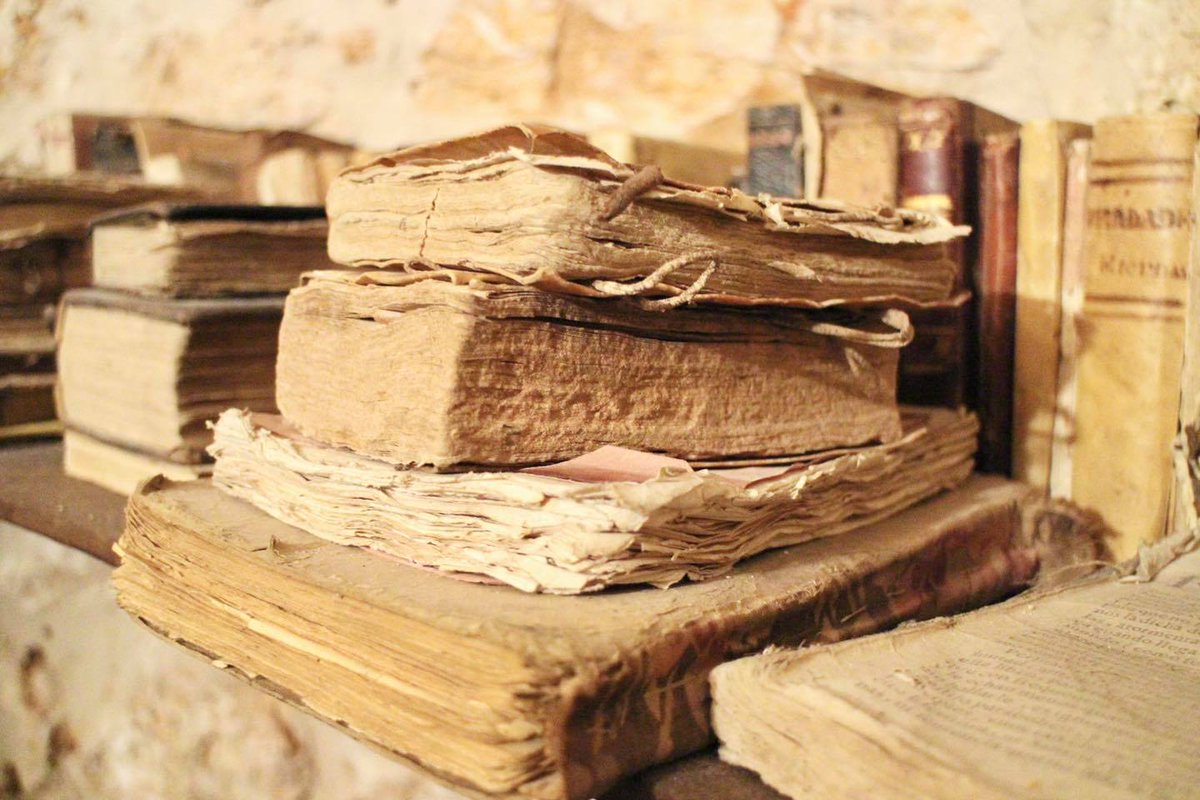 Siglos de historia que se esconden en nuestra biblioteca.
~
Centuries of history are hidden in our library.
~
Jahrhunderte von Geschichte verbergen sich unserer Bibliothek.