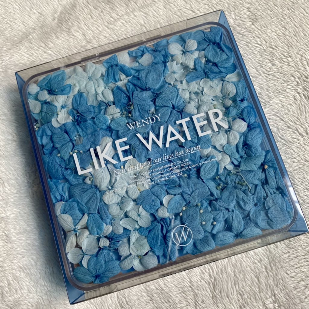 Be like water. Рисунок к фразеологизму как с гуся вода. Like water. Like water. Wendy like water case ver.