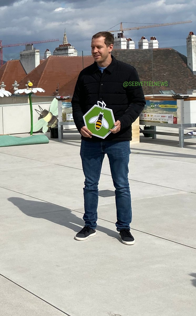 sebvettelnews's tweet photo. Sebastian at today's #BioBienenApfel event ☺️🐝

#Vettel #BEEPart #BEETogehter https://t.co/OQwP5Ky1UC