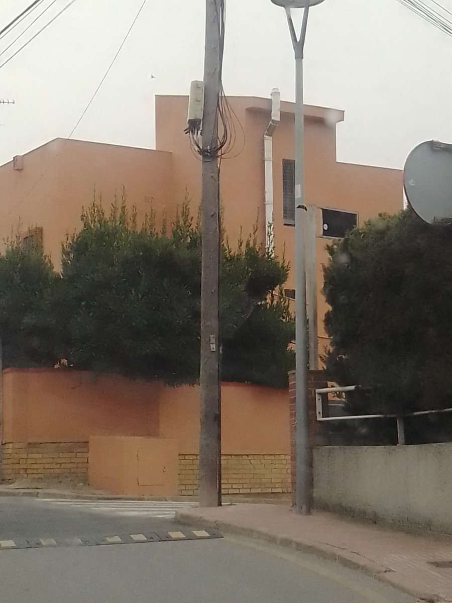 NuriaCa7's tweet photo. Diverses voreres que he trobat per Valls on al mig hi ha fanals. Pensem tothom te accés a passar per aquestes voreres?
#sharediversitas #diversitatuoc1 https://t.co/69jWqFY8d3