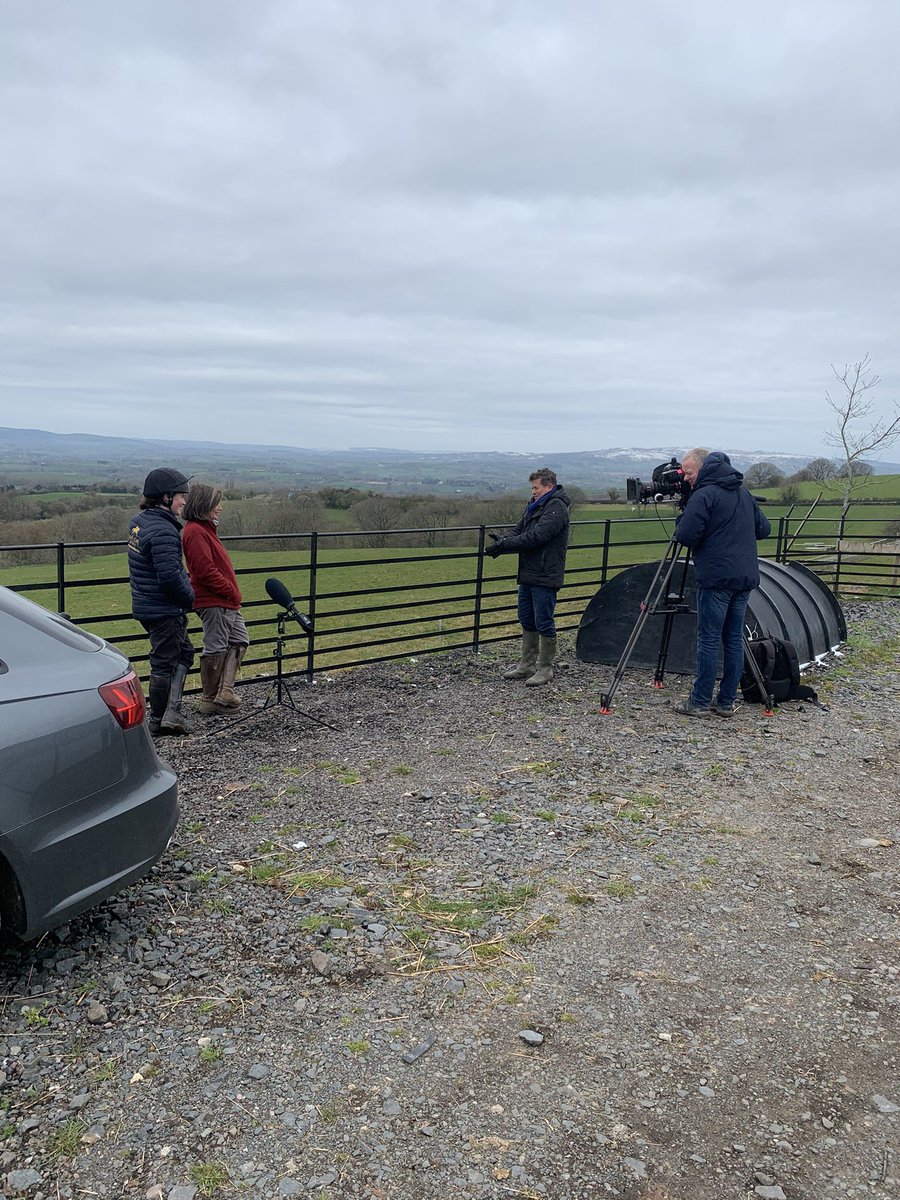 DaveLoweMedia's tweet photo. 🎥 A busy morning filming ahead of the #GrandNational on Saturday. #SubLieutenant 🐎
📺 A lovely feature with @tabithaworsley and her mum (Georgie) to come on @BBCBreakfast Friday morning with @mikebreakfast. https://t.co/Jq8R7z5qIe