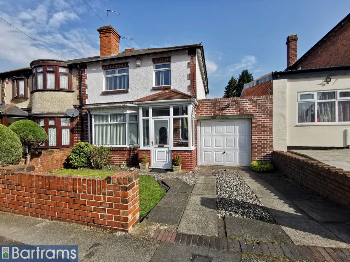 Bartrams_SL's tweet photo. ‼️ PROPERTY OF THE WEEK ‼️

JERVOISE LANE, WEST BROMWICH. 

SET IN THE HEART OF STONE CROSS, THIS EXTENDED SEMI DETACHED PROPERTY IS LITERALLY ON THE DOORSTEP OF ALL THE AMENITIES THAT THE TOWN CENTRE HAS TO OFFER. https://t.co/TFf68mhvgc