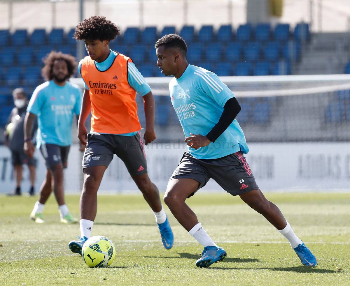 📸 Victor Chust, Ferrán Ruiz (Juvenil B), Antonio Blanco, Sergio Arribas, César Gelabert, Peter Federico, Théo Zidane in today’s training session with the first team.