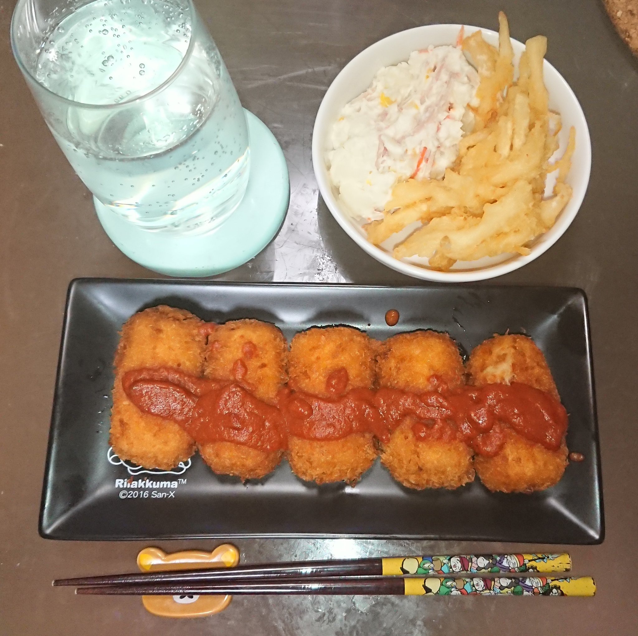 チアキ 性器末覇者 ヽ 乾杯うぇ い 今日のメニューは カニクリームコロッケ ポテサラ サキイカの天ぷら ノ 今日は 焼酎ハイボールでスタート お疲れ様 乾杯 T Co Nofelzxkle