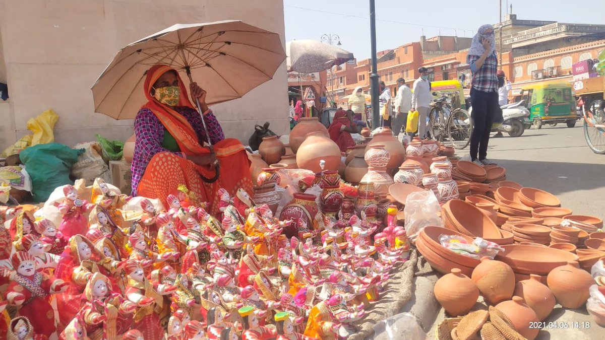 rishirajjoshi05's tweet image. जयपुर में यह फोटो लिया था। कोतवाली पुलिस स्टेशन के बाहर छोटी चोपड़ से.....तपती गर्मी में रोटी की व्यवस्था का हिसाब