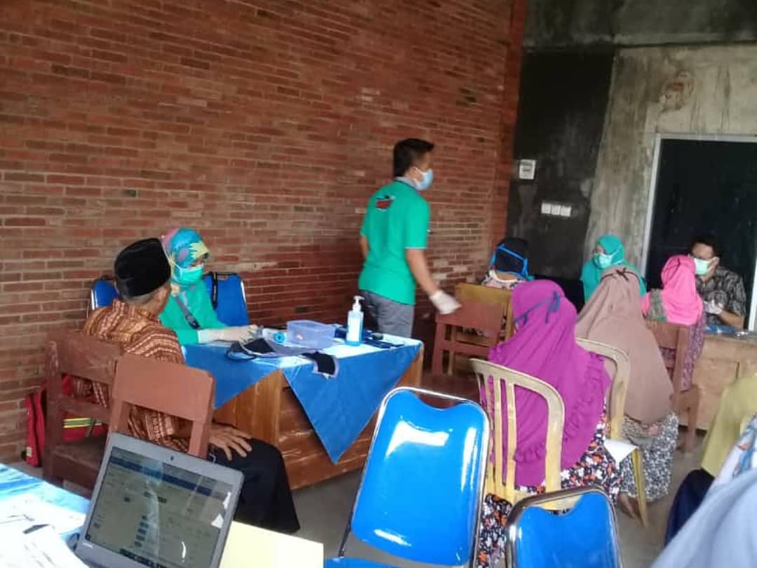 desa_semaya's tweet photo. Pemdes @desasemaya bersama kader kesehatan desa dan @puskesmasrandudongkal gelar Vaksinasi COVID-19 bagi Lansia di Balai Desa Semaya (7/4) Pagi Tadi.

#semayadesaku
#desapintar 
#desadigital 
#desaberdaya https://t.co/lvo926DT4J