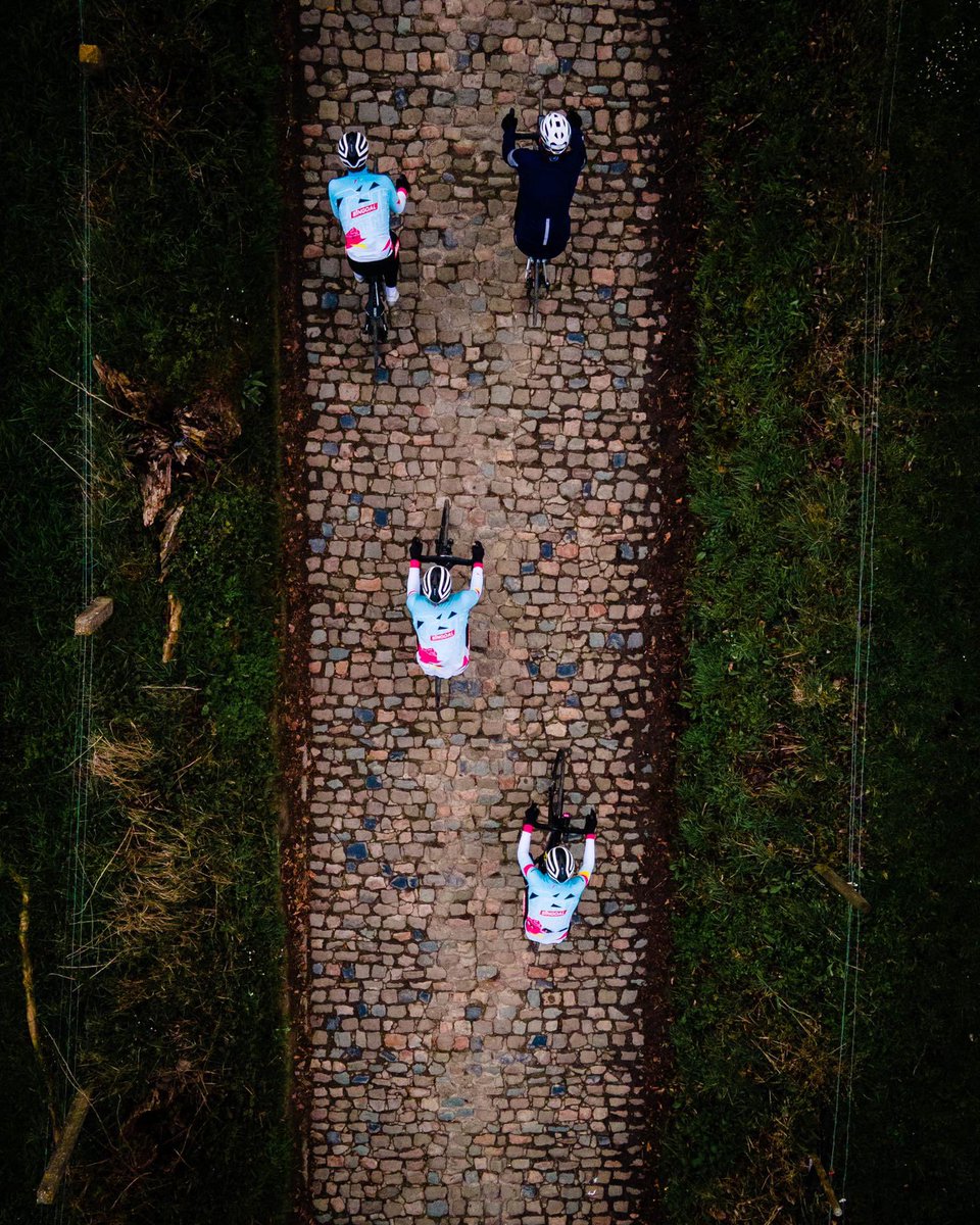 Spartacus met drie professionele amateurwielrenners in z’n wiel op de Koppenberg!🚴‍♂️⚔️