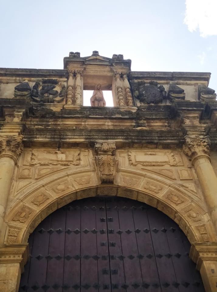 AytoMartos's tweet photo. El acanto u hoja de acanto es un elemento decorativo en arte. Los capiteles de orden corintio añaden esta hoja como ornato en su capitel. Posteriormente se incorpora en el capitel compuesto romano. 

 ¿Podrías encontrar más hojas de acanto en edificios históricos de #Martos? https://t.co/xcgERdqBCR