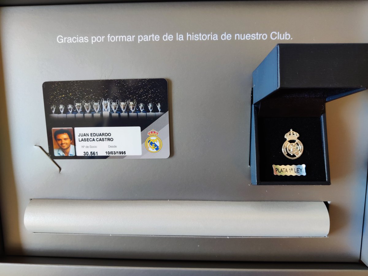 Hoy debería estar recibiendo esta insignia de plata por 25 años como socio de manos de mi querido presidente pero esta maldita pandemia me lo impide. Acaba de llegar el cartero a casa. Gracias <a href="/realmadrid/">Real Madrid C.F.</a>.
Por otros 25 años de éxitos! Vamos a por la 14ª Champions💪#Halamadrid