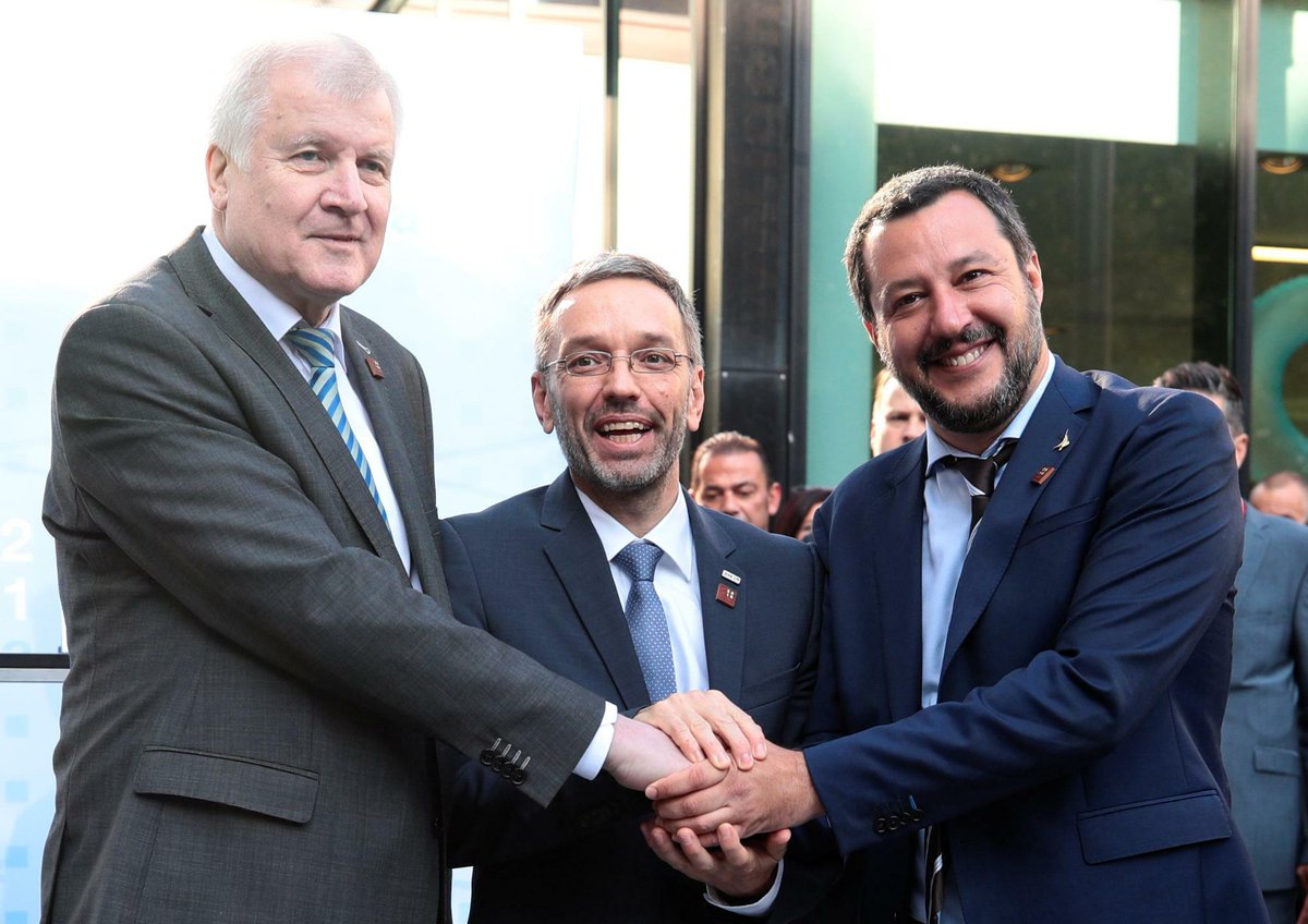 ErikMarquardt's tweet photo. Der Mann in der Mitte wollte Flüchtlinge "konzentriert" halten, der Mann rechts hat sich zu Mussolinis Geburtstag stolz mit dem faschistischen Diktator verglichen und der Mann links im Bild ist unser Bundesinnenminister. 
(Ich wollte nur nicht, dass das in Vergessenheit gerät.) https://t.co/jXKKi3sqRs