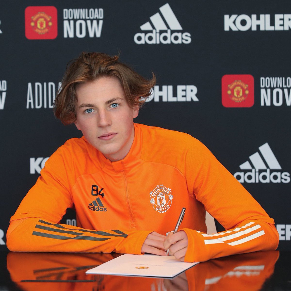 Delighted to have signed my first professional contract @ManUtd . I would like to thank all of my friends, family and everyone @neweraglobalsports for all their support. The hard work continues 🚀 #mufc