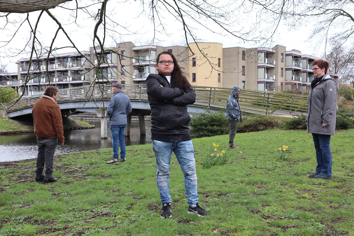 's Heeren Loo (@sheerenloo) on Twitter photo Iedereen voelt zich wel eens #eenzaam, toch? In onze talkshow praten de <a href="/ErvaringsdeskMn/">Ervaringsdeskundigen</a> met tafelgast <a href="/ernstklunder/">Ernst Klunder</a> over eenzaamheid. Heb jij een vraag voor Ernst, over eenzaamheid of over iets anders? App naar 06-82514226. En kijk 9 april om 19.30u live mee via YouTube. Iedereen voelt zich wel eens #eenzaam, toch? In onze talkshow praten de <a href="/ErvaringsdeskMn/">Ervaringsdeskundigen</a> met tafelgast <a href="/ernstklunder/">Ernst Klunder</a> over eenzaamheid. Heb jij een vraag voor Ernst, over eenzaamheid of over iets anders? App naar 06-82514226. En kijk 9 april om 19.30u live mee via YouTube.