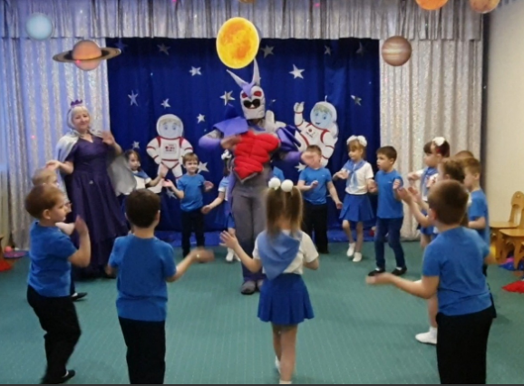 В саду прошел праздник  «Юных космонавтов», где для  ребят были испытания и соревнования  в силе , ловкости, быстроте и смелости. Дети пели песни,читали стихи,танцевали...