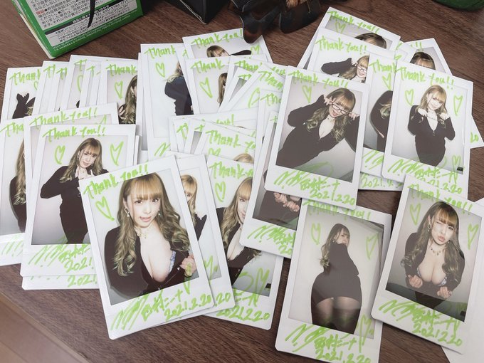 vol.4迫ってきましたね😚💚この衣装の私が見られるのはいつまででしょう☺️✨沢山買ってくれた方には私服チェキやおまけが混ざる可能性も&hellip;🤭💚グリーン推しさんはチェキと、視聴チケットも必ず必ず買ってね🎟🐰✨