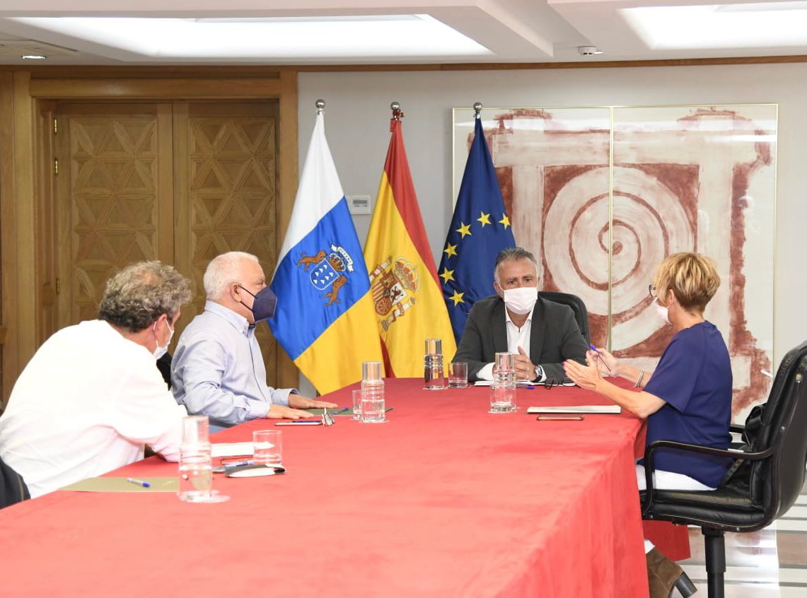 📸 <a href="/avtorresp/">Ángel Víctor Torres Pérez</a> mantiene una reunión con los secretarios generales de <a href="/CCOOCanarias/">CCOO Canarias #AquiSeguimos</a> y <a href="/UGTCanarias/">UGT Canarias</a>, Inocencio González y Manuel Navarro, junto a la consejera de @EcoGobCan, <a href="/Elenamanez/">Elena Máñez /❤️</a>  

📍 Presidencia en Las Palmas de Gran Canaria