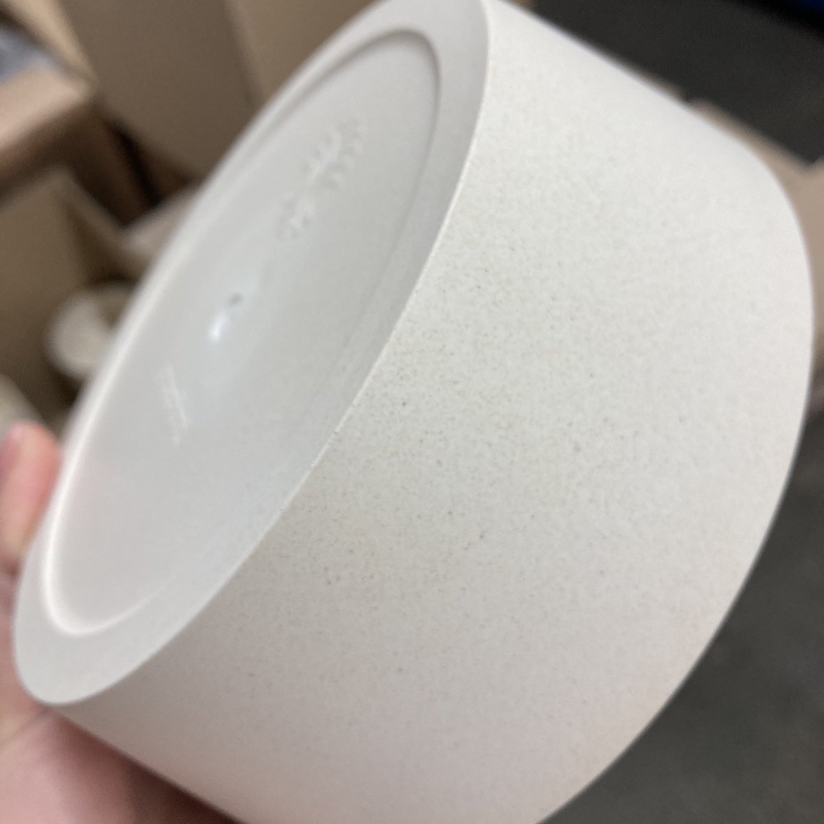 [#Coulisses 👀 ] De quoi est fait #Ezeepot ? 🪴 Ces grains #biodégradables et issus de la transformation du #bois sont injectés dans le matériau de l’Ezeepot. Ce choix nous permet de proposer un produit à la fois #design, #durable et respectueux de la #nature ! 🌿