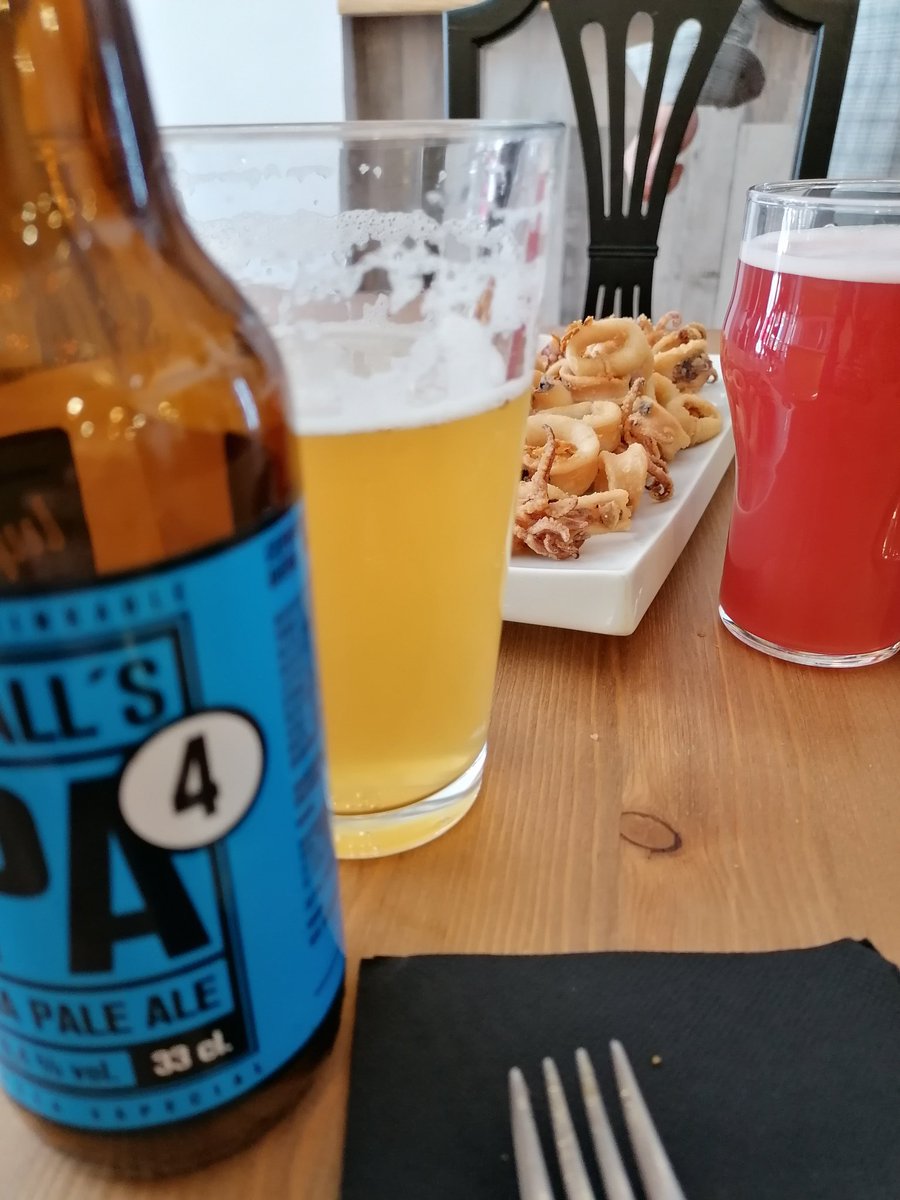 De aperitivo con <a href="/CervezaDougalls/">Cervezas Dougall's</a> y <a href="/CervezasLaGrua/">Cervezas La Grúa</a> en la oveja eléctrica