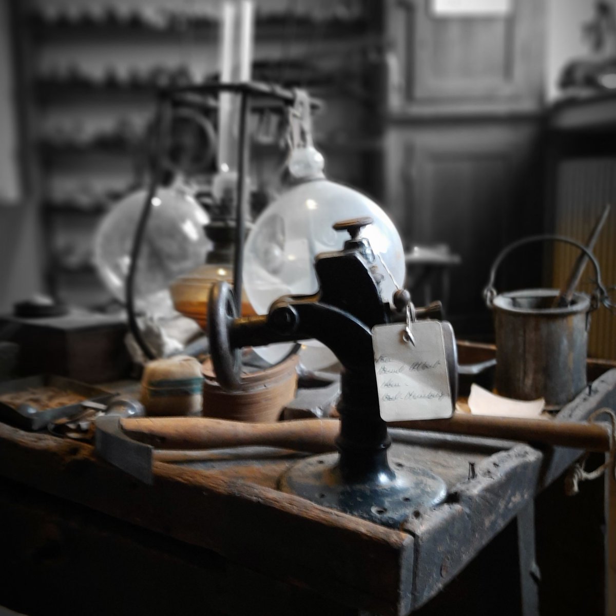 LippLandMus's tweet photo. In der letzten Folge von Fakt oder Ente stellten wir euch eine Rißschließmaschine vor. Diese befindet sich in unserer Schuhmacherwerkstatt. Die stammt aus mehreren aufgegebenen Betrieben. #immermitmuseen https://t.co/Eex23UqiNp