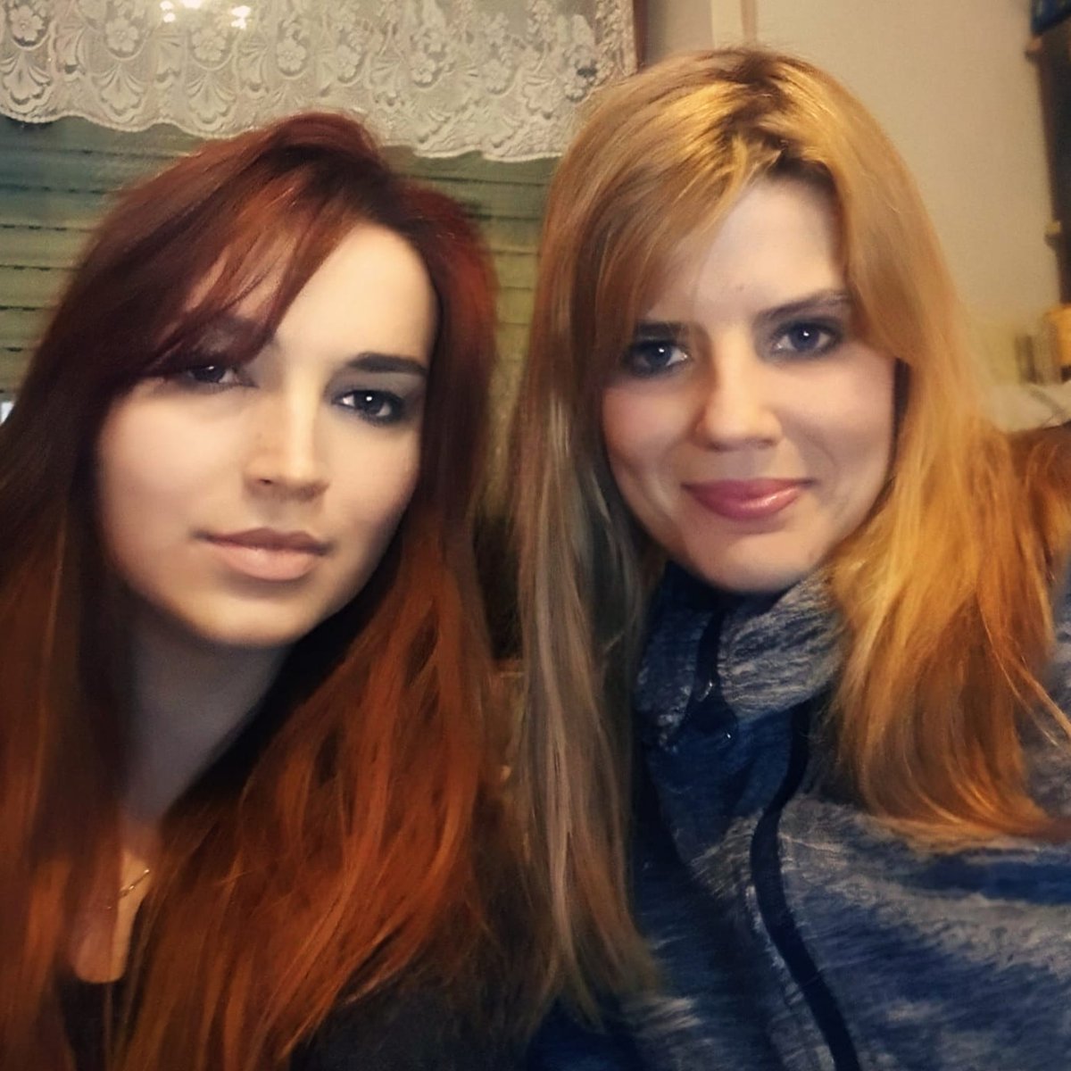 Die Gesichter hinter Darina D.S

Unser Roman "Fluch der verlorenen Seelen" ist seit Oktober 2020 überall erhältlich ❤

#freundschaft #Autorenleben #fantasy #girlpower #roman #literatur #jugendbuch #woman