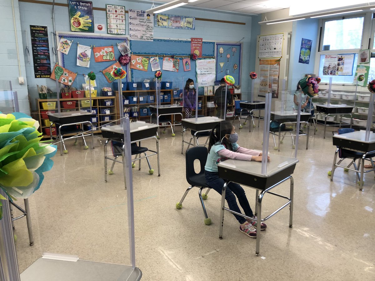 DocBlockLPS's tweet photo. My friends @HarrisonHawks90 so excited to learn today! Springing forward by decorating their desks with beautiful flowers! So much positive energy @LivSchools ! https://t.co/qyFzcNH60i