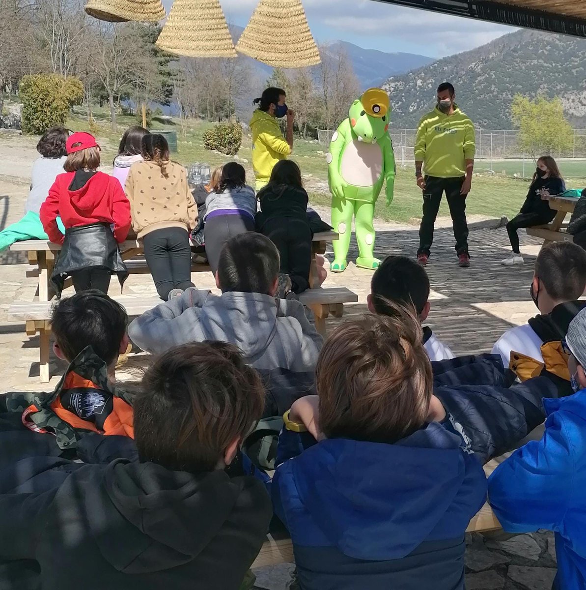 JouNature's tweet photo. Hem estat esperant-vos 374 dies amb les seves 374 nits i avui ... per fi ... 🎊 les primeres #coloniesEscolars d" @eixestels a El Jou 🏡 han arribat! #Benvingudes 💚💚💚 Obligats a ajornar el nostre debut escolar mai hem perdut la convicció i sempre hem estat aquí, esperant-vos! https://t.co/Alum39QxgQ