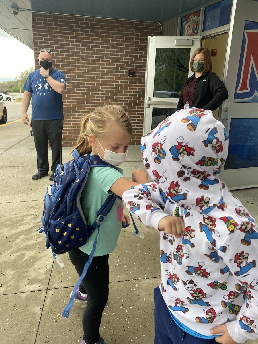WeRScarborough's tweet image. Wonderful Wednesday greetings brought to you by Theodore Conover!
He was all ready with elbow bumps this morning! 
Way to go buddy! 
❤️🤟🏼💙🙌🏼💙🤟🏼❤️
#myolatheschools #morninggreeter #betheone #relentless #relationships #focusonthefocus