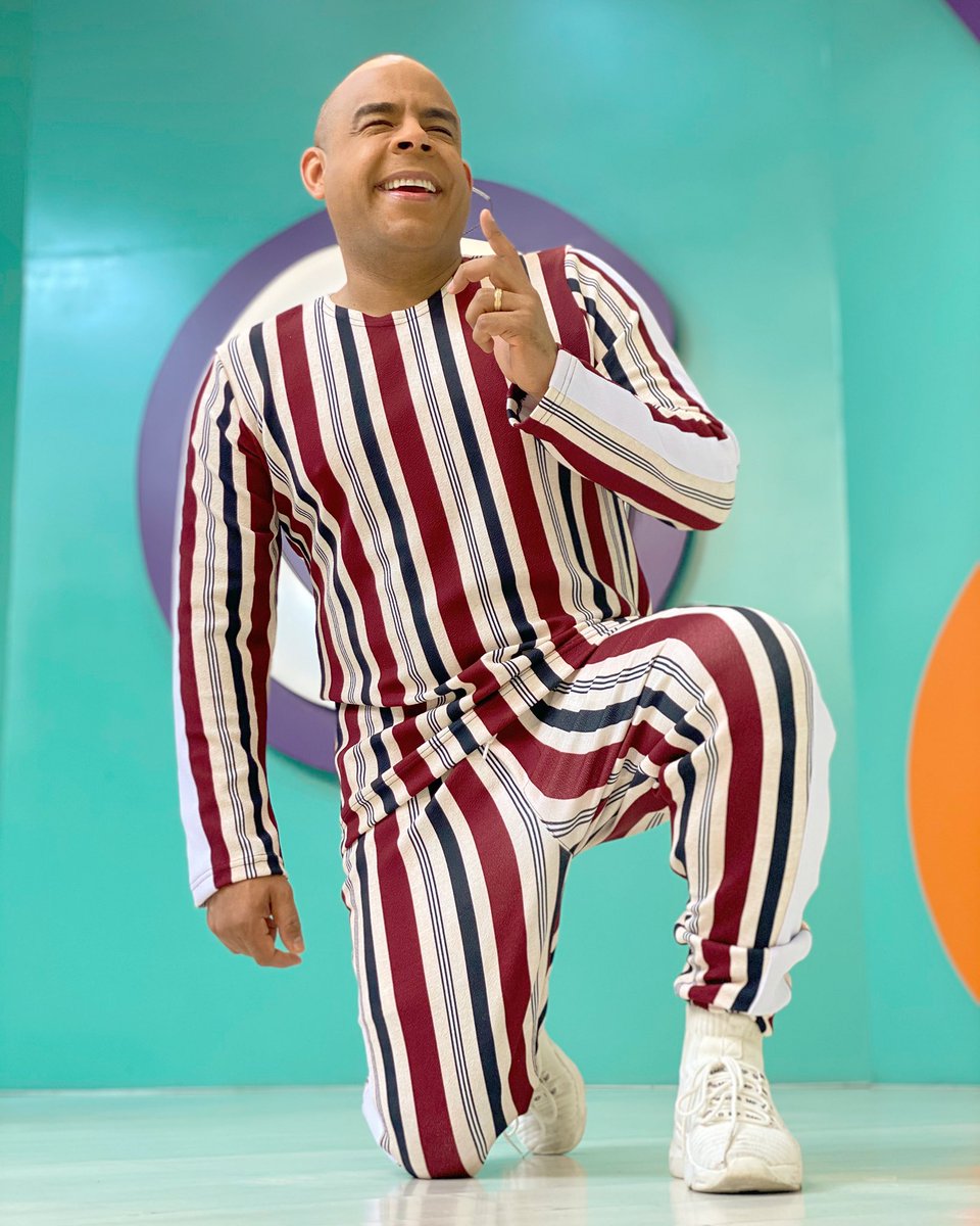 _alexlopes's tweet photo. Quer tombo? Então tombe agora com meu look de hoje. Estamos ao vivo e eu quero o seu recado para eu ler ao vivo aqui e ainda abrir o seu perfil no ar e todo mundo te seguir!!! #AoVivo #Sorteio #Promoção #Sorteios #Promocao #AlexLopes #appleiphone https://t.co/c5YVSyIXqF