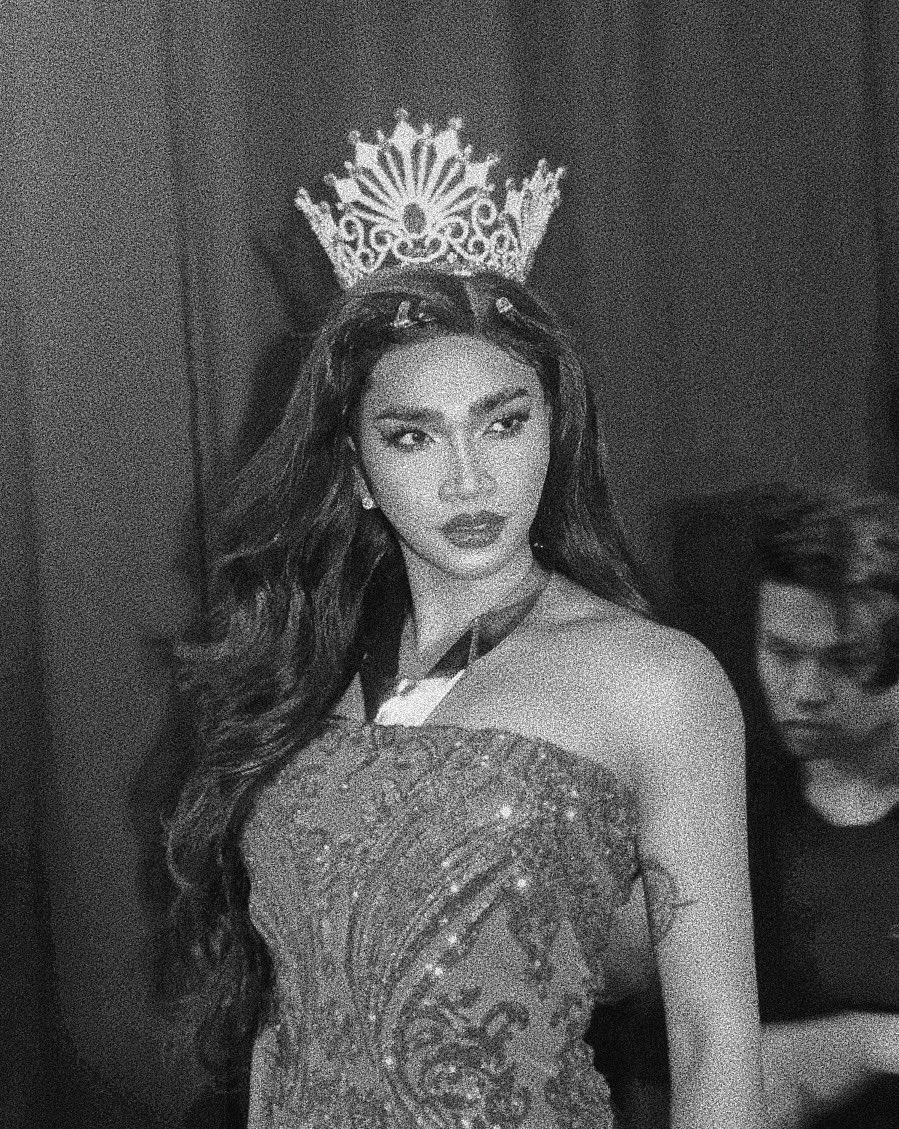 carameldingdong's tweet photo. my grandma winning the Miss Universe crown for the Philippines in 1969 🥺 https://t.co/p3D9hYOa3Q