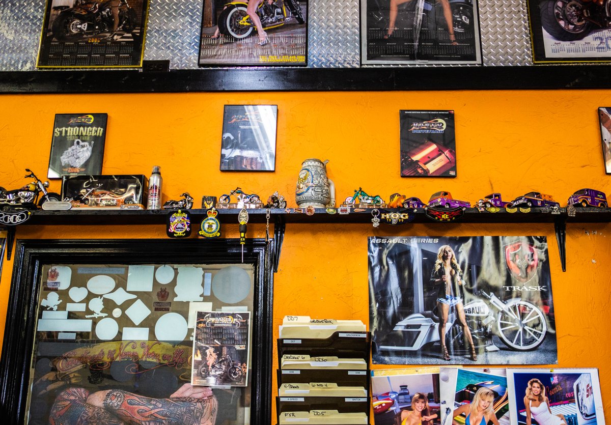 BakerDrivetrain's tweet image. Workshop Wednesday💥

We've got all sorts of toys, stickers, archived calendars and catalogs, posters, photos, and transmission art on the walls here at BAKER. Here's one of the walls in the production area 🛠️