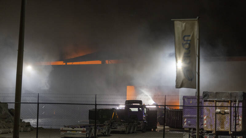Grote brand bij Amsterdamse afvalverwerker onder controle..