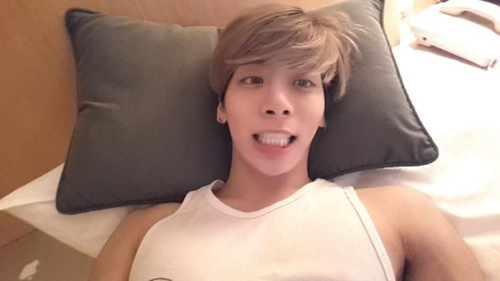 AgustD19930's tweet photo. Wszystkiego najlepszego aniołku. Lśnij dzisiaj najjaśniej❤ #블링블링_종현아_생일축하해 #JONGHYUN https://t.co/7gYexLCDGB