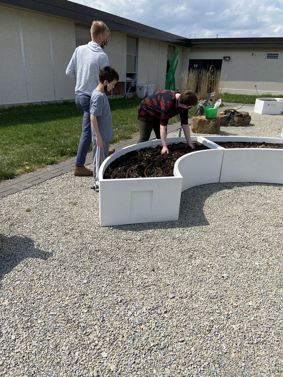 Sanders_SW's tweet photo. Lots of great helpers today in our garden! @biggreen @SandersSELF @JenniferG_75 https://t.co/MoiTYQSdIo