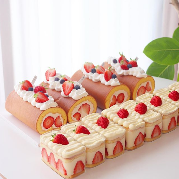 daily_dolce's tweet photo. Strawberry desserts by danchuu_cake https://t.co/gaIq36rxtU