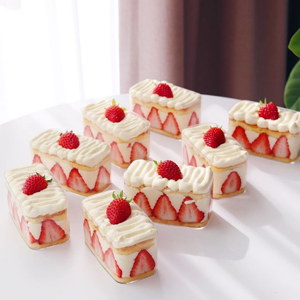 daily_dolce's tweet photo. Strawberry desserts by danchuu_cake https://t.co/gaIq36rxtU