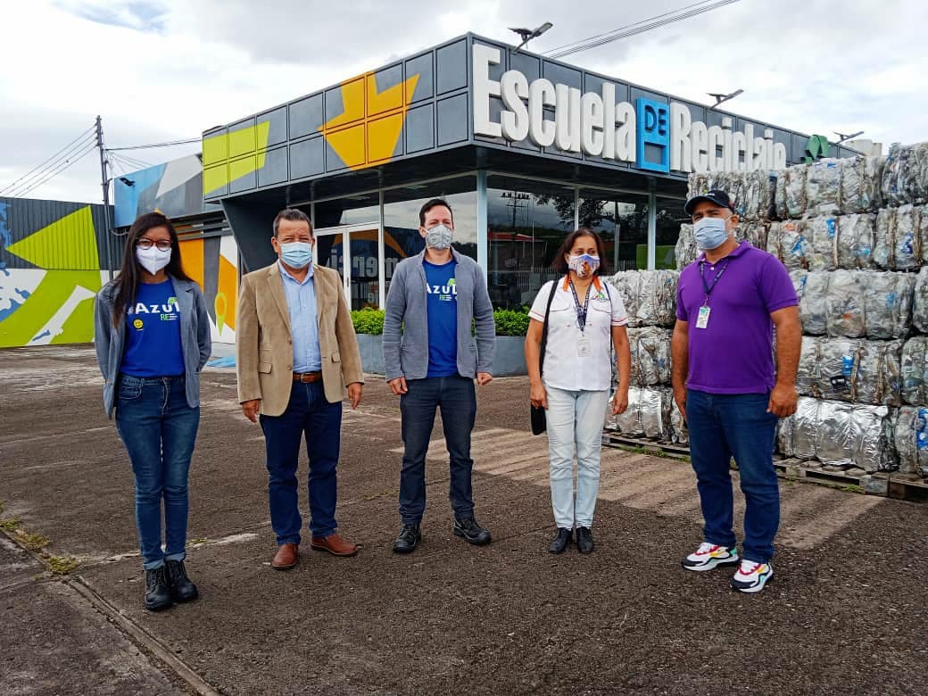 GobiernodeSC's tweet photo. ♻️🤝🏻 Con la finalidad de crear una sociedad consciente en el tema del reciclaje, el alcalde de San Cristóbal Gustavo Delgado se dirigió a @APRecicla, siendo ésta la única escuela de reciclaje del país 🤝🏻♻️

🤝🏻 San Cristóbal es nuestro Compromiso 🤝🏻 https://t.co/HVCBqWxT8B