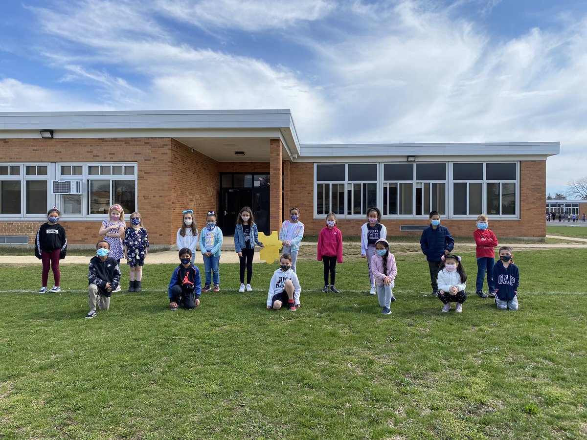 Thank you to Mrs. Liadakis’ second grade class for helping to raise autism awareness! #EastMeadowAutismAwareness <a href="/BGreenSchool/">Bowling Green School</a>