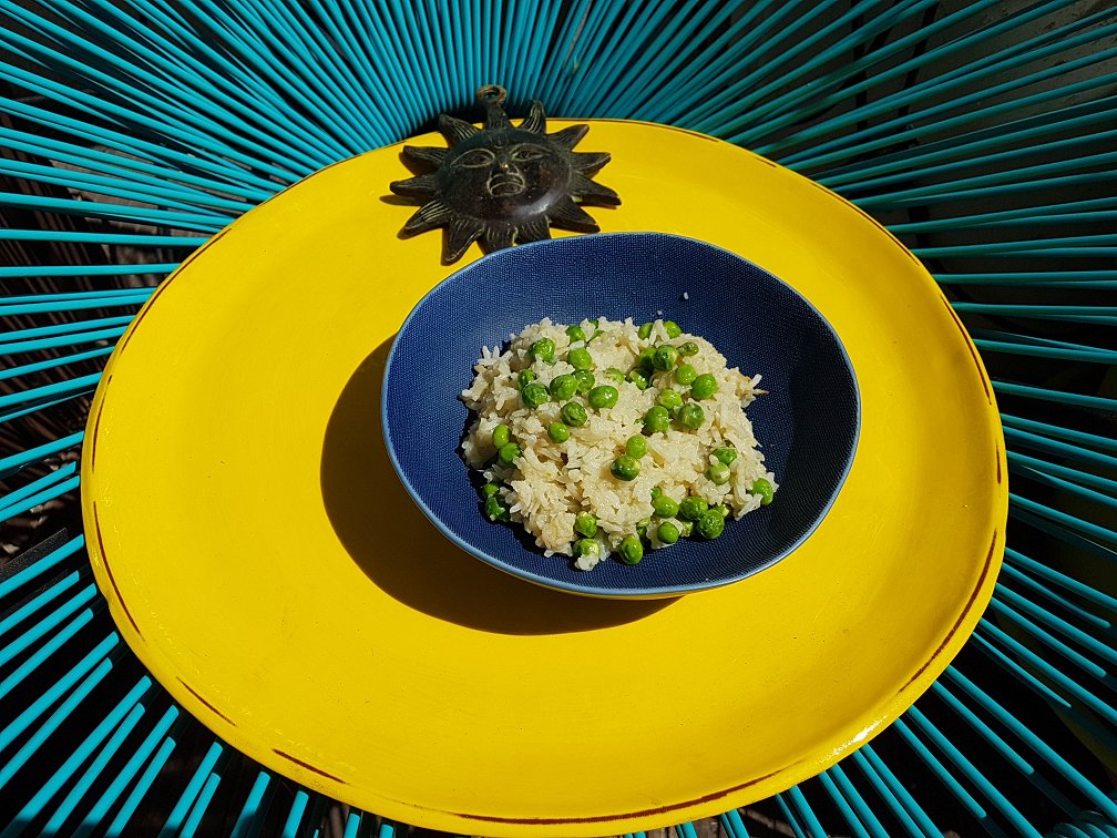 Menu #solaire du jour, 👨‍🍳☀️#cuisine simple par manque de temps, veggie et délicieuse :
- Salade, poireaux à la vinaigrette et œuf mollet dans son nid épicé aux brisures de girolles
- risotto au crémeux d'asperge blanche et petits pois
#solarcooking 💯% #solarheat