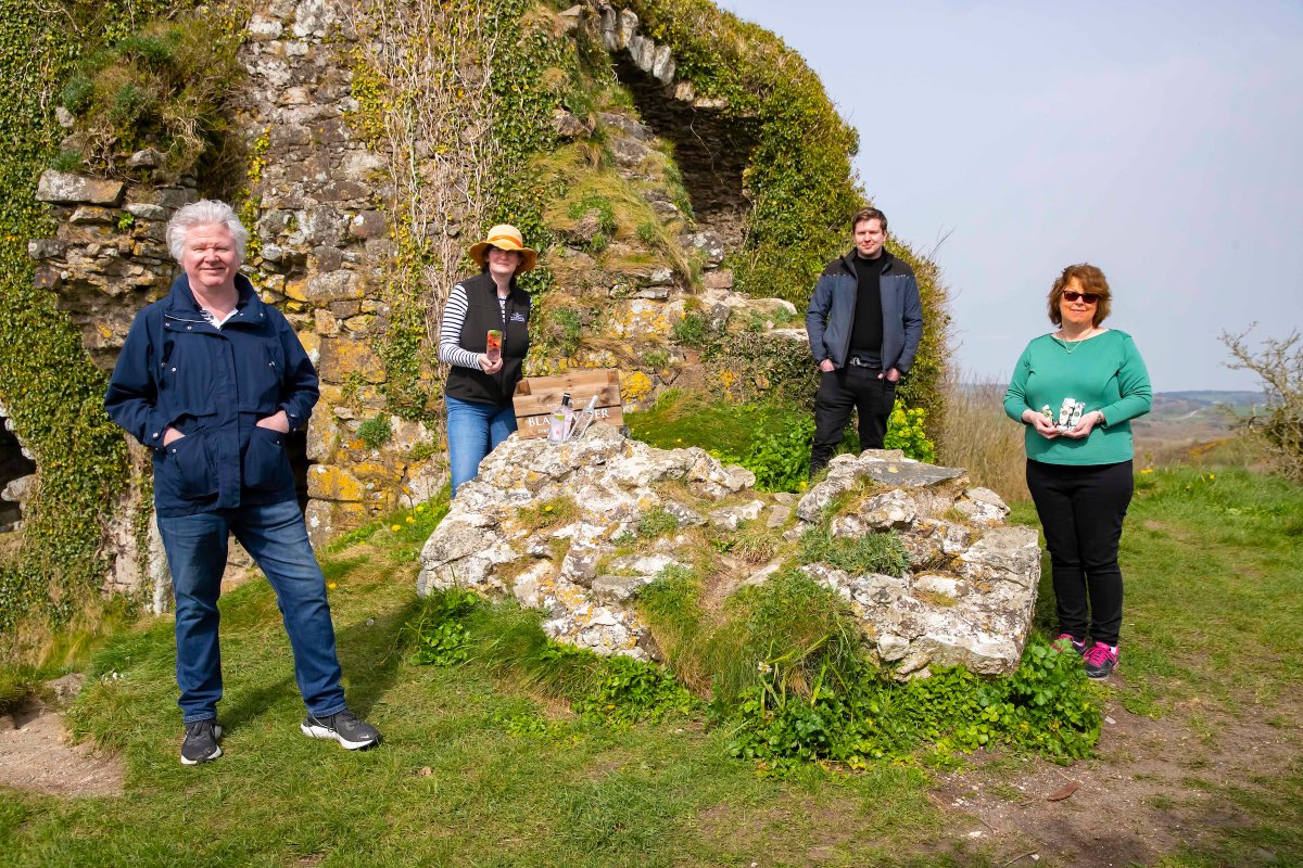 Treat yourself to a luxury fine dining experience with our limited release at-home dining meal kit. 🍸👩‍🍳 
A luxury 6 course meal kit brought to you by local producers &amp; renowned Waterford Chefs👏

🚚Delivery nationwide - Order online: bit.ly/3wzxiKT

#FestivalSpirit