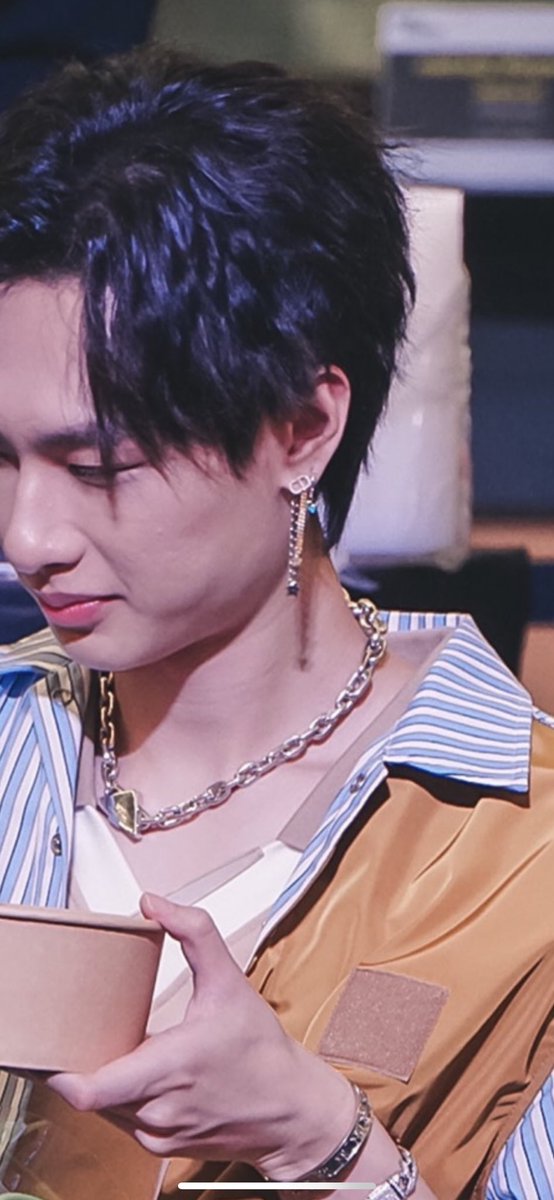 xiaoxiaolin78's tweet photo. 谢谢你戴着我们送你的耳饰，谢谢你喜欢。💛 💛

#มาร์คกันxMintHangOut
#gunnapatn
Cr:logo https://t.co/aTPav1kJvO