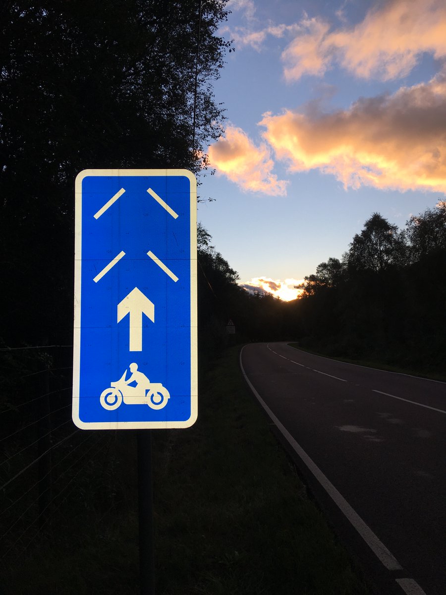 BritainBiking's tweet photo. Do you know what these road signs and markings mean? 

Read the full story on why scientists have been using these to improve road safety for motorcyclists... https://t.co/Hu0fghade1 https://t.co/BtDTFAPaf9